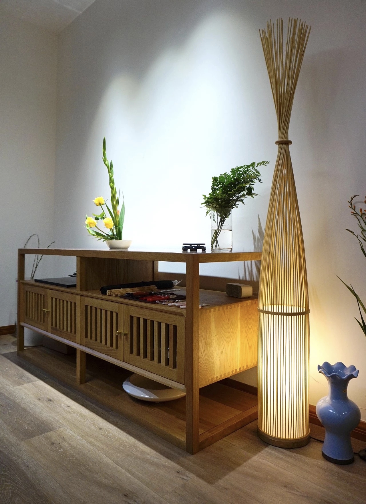 实木家具 - 成都实木家具价格揭秘：从崇州工厂到商场，价格翻了几倍？